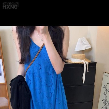 【核心賣點】夏季時尚鳶尾藍鏤空吊帶連衣裙女 新款寬鬆顯瘦小眾無袖長裙 吊帶洋裝 洋裝 連身裙 連衣裙 性感 藍色洋裝 洋