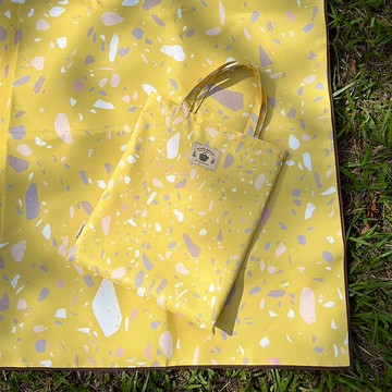 【升級款】防潑水戶外露營野餐墊(附贈同款收納袋) 黃色幾何