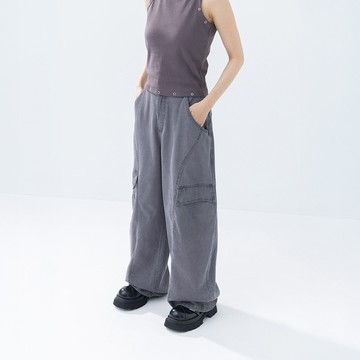 QUEENSHOP_S 女裝 斜剪接工裝口袋低腰繭型彎刀褲 兩色售 S-L 現+預 【04102045】