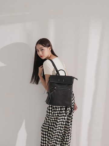supportingrolestudio小率性簡單實用多層方形真皮後背包 黑