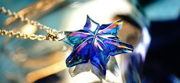 午夜陽光下綻放的雪花