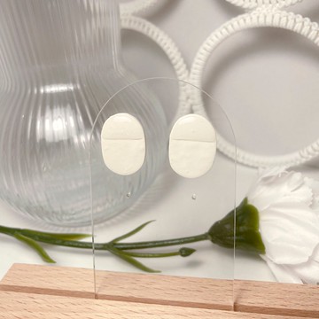 橢圓形款式的局部亮面烤漆耳釘，白色。