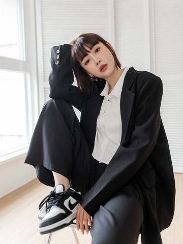 細緻純色玳瑁釦寬版西裝外套