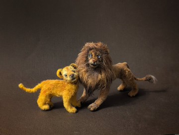 獅子與幼獅。鉤織微縮模型。7+5 公分。