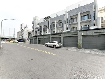 仁武灣北公園旁/臨10米街上/輕屋齡/精緻挑高車墅｜高雄市仁武區名山三街