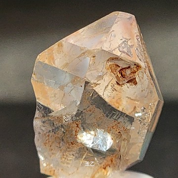 天然红泥黄泥骸骨水晶古老窗口老灵魂油胆荧光亮皮權杖包裹体