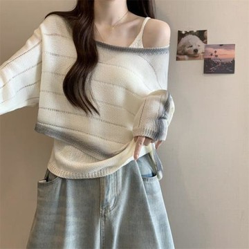 設計感斜肩條紋針織衫女秋季新款大碼胖mm外搭罩衫不規則露肩上衣