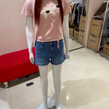 VICTORIA 吸排繡花美臀牛仔短褲-V55249-74