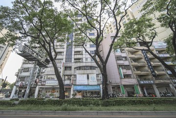 外面有輕軌｜開門有貴人｜大順二路1-3樓雙鑫店面｜高雄市三民區大順二路