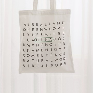 年零 AirealLand 喜娜聯名款 Hina 拼字遊戲帆布袋：裝起一袋日常，解放雙手，一肩背起生活的細瑣更愜意