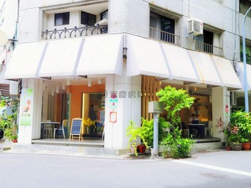 R9◆忠孝公園◆圖書館◆大面寬收租三角窗店面｜高雄市新興區德智街