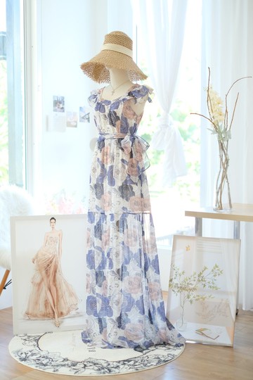 印花連身長裙，雪紡材質，適合夏日或海邊度假穿著。