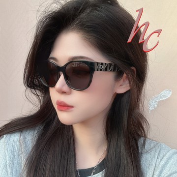 COACH 蔻馳 亞洲版 時尚太陽眼鏡 典雅立體菱格紋鏡臂設計 HC8430D 500287 黑框深灰鏡片 公司貨