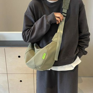 休閑運動風腰包男女2026新款秋冬時尚餃子包運動健身包斜挎