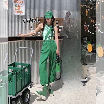 畢旅穿搭 牛仔套裝  多巴胺穿搭 綠色套裝女 揹帶褲套裝 單肩揹帶牛仔褲夏2024春夏條紋針織背心