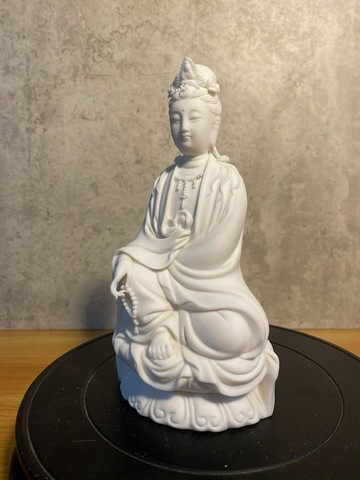 白瓷觀音造像，盤頭發古典優雅，開臉莊嚴慈悲，眉清目秀，精雕細