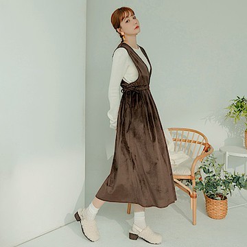 OB嚴選-質感絲絨抽繩收腰V領吊帶裙《DA10276-》