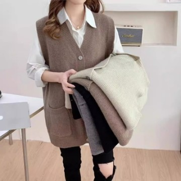 La Belleza簡約減齡V領單排釦寬鬆雙口袋長版毛衣針織背心