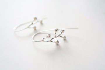 獨家 森林系 925純銀 金合歡花果U型 耳環 (不對稱一對)