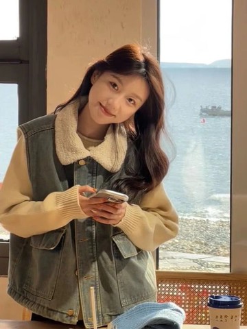 💕甜心大尺碼💕大尺碼 羊羔翻領復古牛仔馬甲外套秋冬2025新款設計坎肩夾克