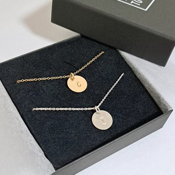 縮寫字母墜飾項鍊套組【一對】