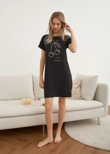 連身_秋日晴空．綁帶造型短袖睡衣(黑色-大櫻桃)