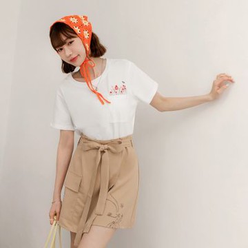 OB嚴選中大尺碼-純棉刺繡小花口袋寬鬆短袖上衣《AB20396》