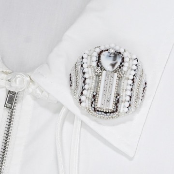 會說話的胸針 大尺寸 5 珠飾刺繡胸針 白色 銀色 冷色調 沉穩風格 獨一無二 聖誕節