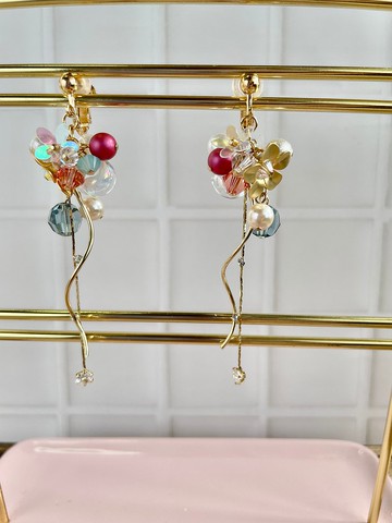 花朵　珍珠和水晶玻璃珠耳環　金色