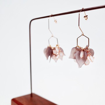 Vingtsix 白咖啡浪漫花瓣六角耳環/耳夾可