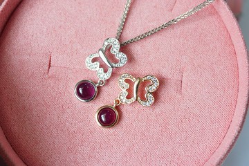 項鍊配真紅寶石吊墜，深紅色，925銀，蝴蝶吊墜。