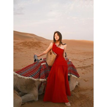 法式辣妹純欲花朵斜肩紅色連衣裙女西北敦煌沙漠旅游穿搭度假長裙