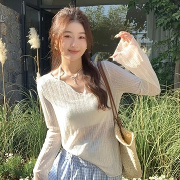 台灣出貨 超好看微透薄款坑條木耳邊長袖防曬罩衫女夏季鬆弛感T恤V領上衣 長袖t恤 防曬衫 罩衫 薄罩衫上衣 透膚t