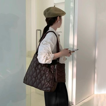 輕量空氣雲朵衍縫單肩包 可可咖