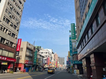 R11高雄車站前近雄中仁愛川優區段便宜美透店住｜高雄市前金區自立一路