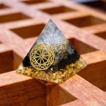 【白水晶+綠碧璽+金曜石】奧根能量塔Orgonite (6cm/5cm)