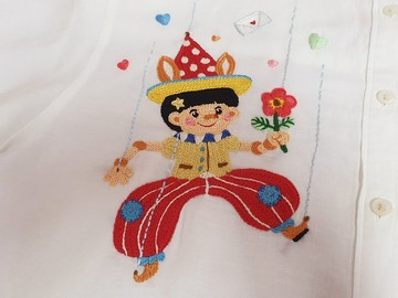 手工刺繡襯衫，亞麻材質，經典的旋轉木馬圖案。