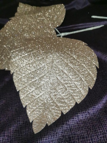 巨大的金葉。婚禮金色裝飾。超大葉子。異國情調的派對。展示櫃