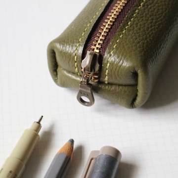 經典款皮製筆袋/收納包 - 橄欖綠荔枝紋+深棕拉鍊