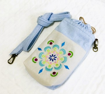刺繡手機側背包・束口袋款式 (淺藍色)
