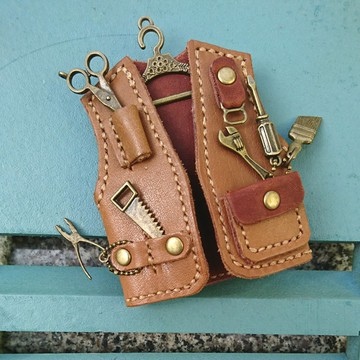 皮革小物-手工迷你皮革小背心項鍊/別針/吊飾