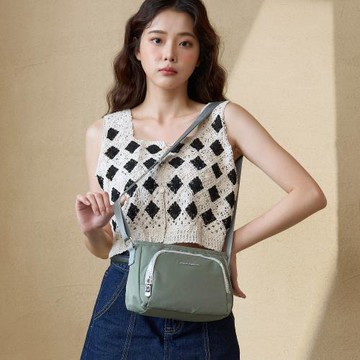 【金安德森】 Emery  拉鍊前袋斜側包-灰綠