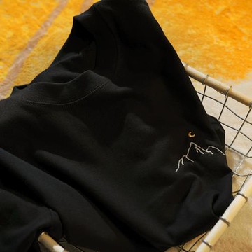 Upch 月下山峰呈現出一種沉靜的美感 簡約刺繡t恤黑色短袖男女夏