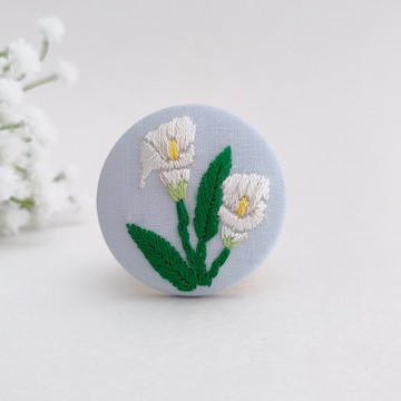 白色花朵刺繡胸針或刺繡髮圈