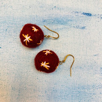 一身毛球系列 -刺繡羊毛球 耳環