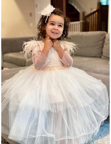 帶頭帶的粉色和象牙色連衣裙，或女嬰蝴蝶結夾。