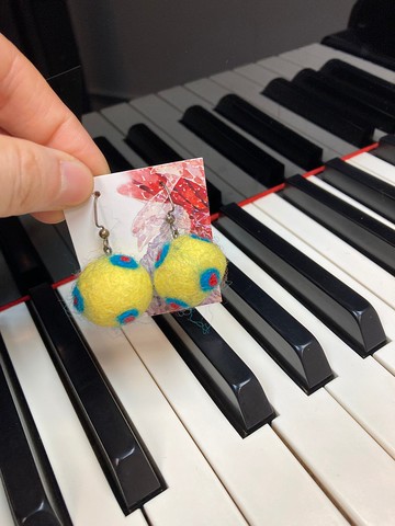 羊毛氈羊毛球耳環 - 波點世界