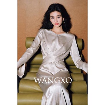 WANGXO｜奢光泡泡緞抓皺｜手工蕩褶｜綁帶交疊收腰墊肩氣質連衣裙