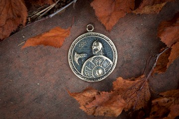 青銅製成的戰士形象圓形吊墜。 斯堪的納維亞戰士的裝飾品。