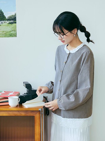 日系格紋蕾絲滾邊拼接排釦襯衫上衣